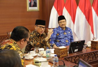 enteri Desa dan Pembangunan Daerah Tertinggal (Mendes PDT) Yandri Susanto menerima audiensi Menteri Sosial Saifullah Yusuf, di ruang kerjanya Kemendes PDT, Kalibata, Jakarta Selatan, Senin (17/2/2025)