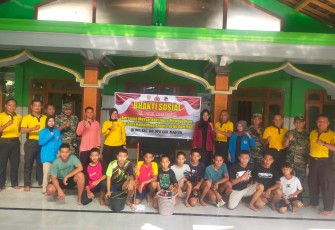 Anggota Koramil 0803/12 Dolopo Bersama Masyarakat Bersihkan Masjid Muttaqin