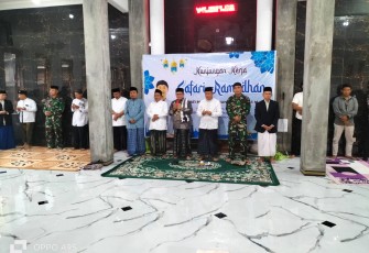 Kasdim 0801/Pacitan Mayor Inf Muhajir melaksanakan kegiatan kunjungan kerja Safari Ramadan Tahun 1446 H/2025 M, Bertempat di Masjid Baitul Mutaqin Rt. 08 Rw. 06, Dsn. Wonosari, Desa Karangrejo, Kec. Arjosari, Kab. Pacitan