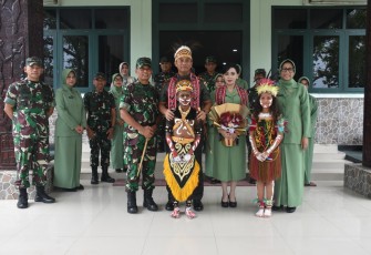 Panglima Komando Daerah Militer (Pangdam) XVIII/Kasuari, Mayor Jenderal TNI Jimmy Ramoz Manalu, S.Hub.Int., M.H.I., didampingi oleh Ketua Persit Kartika Chandra Kirana (KCK) PD XVIII/Kasuari, Ny. Arlin Jimmy Ramoz, melaksanakan kunjungan kerja (kunker) ke Korem 181/Praja Vira Tama (PVT), Selasa (18/3/2025)