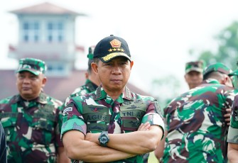 Panglima TNI Jenderal TNI Agus Subiyanto meninjau secara langsung kesiapan pelaksanaan upacara tradisi kehormatan militer yang akan digelar di Landasan Suparlan, Pusat Pendidikan dan Latihan Pasukan Khusus (Pusdiklatpassus) TNI AD, Batujajar, Jawa Barat, Kamis (17/4/2025)