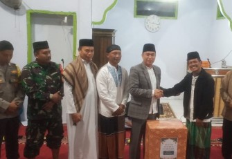 Bupati Kepahiang Zurdi Nata. S.Ip beserta jajarannya menyerahkan bingkisan hadiah kepada pengurus masjid AT - Taqwa desa Air Sempiang Kecamatan Kabawetan.