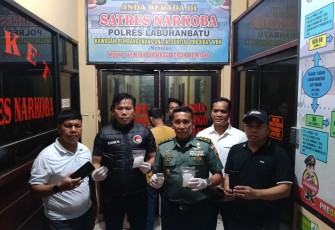 asdim Mayor Inf S.H. Tanjung memimpin konferensi pers terkait penangkapan terhadap seorang pria terduga pelaku kurir Narkoba inisial AYR (47) warga Desa Beringin Jaya Kecamatan Torgamba Kabupaten Labuhanbatu Selatan, dengan barang bukti diduga Sabu-Sabu seberat 2 ons lebih, dan pil ekstasi sebanyak 60 butir, di jalan WR Supratman Desa Janji Kecamatan Bilah Barat Kabupaten Labuhanbatu, Selasa (4/3/2025) sekira pukul 18.16 WIB