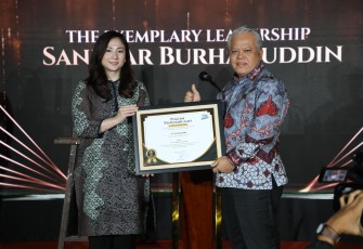 Jaksa Agung Republik Indonesia ST Burhanuddin meraih penghargaan dengan kategori ”The Exemplary Leadership”, dari Radio Elshinta pada acara Elshinta Award 2025 yang diselenggarakan pada Rabu 5 Februari 2025 di Gedung Antara Haritage Center, Pasar Baru, Jakarta Pusat