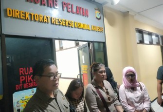 Gracelda Yap Madera WNA Philipina Korban penipuan ketua GRIB Sulut di dampingi oleh kuasa hukumnya Erick Tengor, SH saat menggelar Konferensi Pers usai memberikan keterangan tambahan ke Penyidik