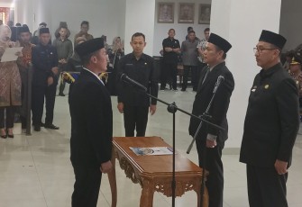 Bupati Dedi Irawan Lantik Tedi Zadmiko Sebagai Pj Sekda Pesisir Barat