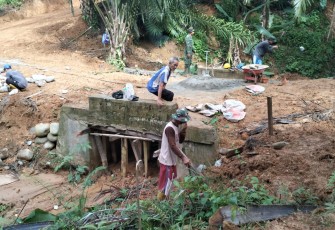 Semangat Satgas dan Warga Kebut Pembangunan Talud Dalam TMMD Ke-124 Kodim 0408/BS