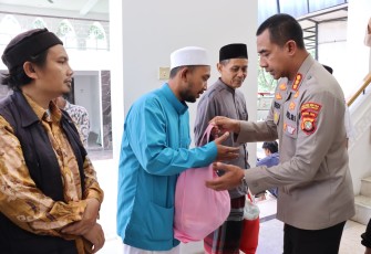 Kapolres Metro Jakbar Bagikan Sembako di Masjid Al Muthmainah