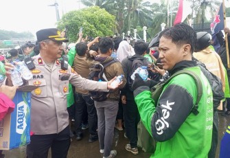 Polisi Kawal Unjuk Rasa Ojol di depan Gedung DPR RI, Senayan, Jakarta Pusat, Rabu (17/9/2025), berlangsung aman dan tertib.