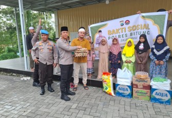 Kapolres Bitung saat menyerahkan sembako kepada pengurus pondok saat menggelar bakti sosial