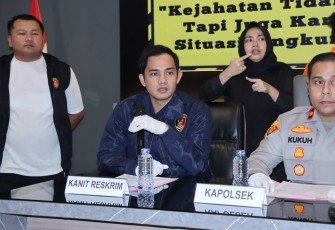 Kapolsek Tambora, Kompol Muhammad Kukuh Islami, melalui Kanit Reskrim Iptu Sudrajat Djumantara Saat Melakukan Konferensi Pers 