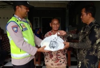 Polsek Belitang III Salurkan Bansos Kepada Warga Lansia