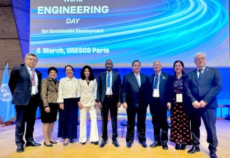 Menko Perekonomian Airlangga Hartarto foto bersama dalam acara World Engineering Day 2025 di UNESCO, Paris, Selasa (4/3)