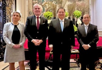 Menko Perekonomian Airlangga Hartarto foto bersama di OECD Paris, Prancis (6/3)