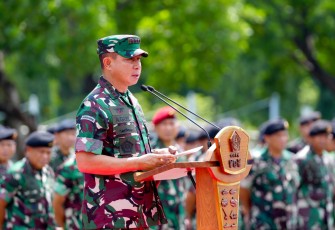 Panglima TNI Jenderal TNI Agus Subiyanto memimpin Apel Khusus dan menyerahkan 5.990 paket sembako kepada prajurit, PNS, PHL, dan Office Boy (OB) di Mabes TNI, Cilangkap, Jakarta Timur, Jumat (21/3/2025)