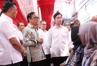 Wamenaker Immanuel Ebenezer Gerungan mendampingi Wapres Gibran saat memantau penyaluran BSU 2025 di Boyolali, Jum'at (18/7)
