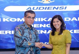 Menaker Yassierli bersama Menkomdigi Meutya Hafid di Jakarta, Jum'at (21/2)