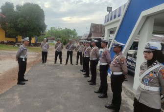 Kasatlantas Polres Lingga IPTU Abdrurrahman saat pimpin apel pagi di halaman Pos Lantas Wisma Ria Dabo Singkep, Kabupaten Lingga, Rabu (5-2-2025).