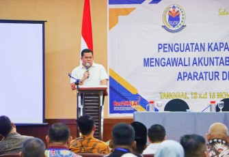 Sekretaris Daerah Kabupaten Bintan Ronny Kartika saat membuka kegiatan Penguatan Kapasitas Perangkat Desa dalam Mengawal Akuntabilitas Profesionalisme Asta Cita, di Ballroom Hotel Aston Tanjungpinang., Jum'at : 14/11/2025.