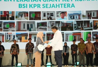 Serah terima kunci kepada 32 orang penerima BSI KPR Sejahtera di Jakarta, Minggu (29/6/2025).