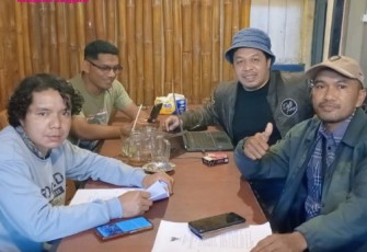 Ketua Formatur SMSI Manggarai bersama rekan lainnya saat menggelar musyawarah cabang yang berlangsung di Wela Cafe, Kamis (27/2/2025)