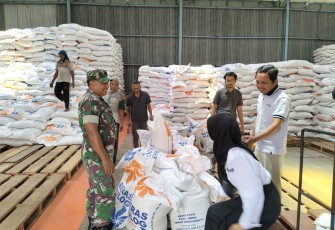 Babinsa Karangsoko Tinjau Gudang Bulog Trenggalek