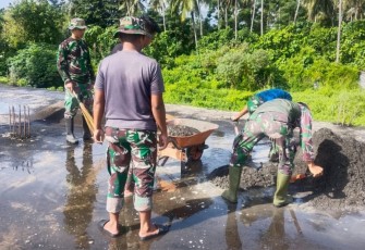 Personel Satgas TMMD Ke-123 Kodim 1310/Bitung saat melakukan persiapan pengecoran