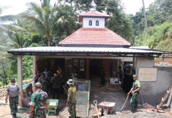 Komandan Kodim (Dandim) 0807/Tulungagung Letkol Kav Mohammad Nashir, S.Hub.Int., mendampingi Komandan Korem (Danrem) 081/DSJ Kolonel Arm Untoro Hariyanto dalam peninjauan pelaksanaan Pra TNI Manunggal Membangun Desa (TMMD) ke-123 di Desa Nglurup Kecamatan Sendang Kabupaten Tulungagung Jawa Timur, Sabtu (15/02/2025)