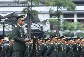 Upacara tradisi yang dipimpin oleh Wakil Kepala Staf Angkatan Darat (Wakasad) Letjen TNI Tandyo Budi R., di Markas Besar Angkatan Darat (Mabesad), Jakarta, Rabu (9/4/2025)