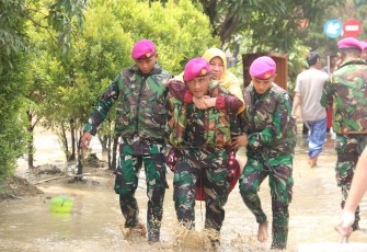 Prajurit Marinir TNI AL Masih Berjuang Evakuasi Warga 