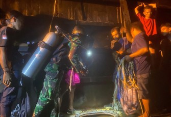TNI AL dan Tim SAR Gabungan Evakuasi Tiga Korban Meninggal di Dalam Tongkang di Dermaga Morales Donggala