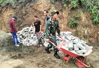 Babinsa dan Warga Sawahan Kompak Gotong Royong Bangun Jalan Desa