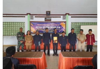 Sertu Sutardi dari Koramil 0806-10/Pule hadiri Pengukuhan Ketua RT dan RW