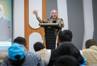 Wamenkop Farida di Koperasi Pondok Pesantren (Kopontren) Al-Ittifaq, Ciwidey, Kabupaten Bandung, Selasa (9/12).