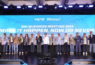 Menaker Yassierli foto bersama dalam acara business meeting BNI di Bogor, Jawa Barat, Senin (20/1)