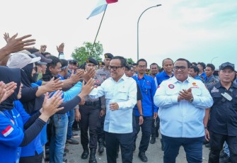 Wamenaker Immanuel Ebenezer Gerungan saat menyampaikan buruh PT Softex Indonesia di Karang, Senin (20/1)