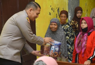 Kapolres Bondowoso AKBP Dr Aryo Dwi Wibowo dengan turun langsung bersama pejabat utama Polres Bondowoso Polda Jatim mengunjungi Panti Jompo UPT Tresna Werdha di Kecamatan Sekarputih, Kabupaten Bondowoso Jumat (6/2/26) pekan lalu.