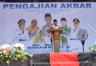 Ketua Umum Pimpinan Pusat (PP) Muhammadiyah, Haedar Nashir, saat menghadiri Milad ke-50 Muhammadiyah Boarding School (MBS) Nurul Amin Alabio di Kabupaten Hulu Sungai Utara, Kalimantan Selatan pada Sabtu (25/7).