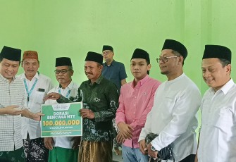 KH Yusuf Chudlori atau Gus Yusuf saat menyerahkan donasi untuk korban bencana NTT kepada PCNU setempat 