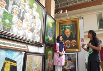 Senator Lia Istifhama saat melihat lukisan 