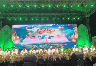 Lantunan sholawat yang dipimpin Habib Syech Bin Abdul Qodir Assegaf