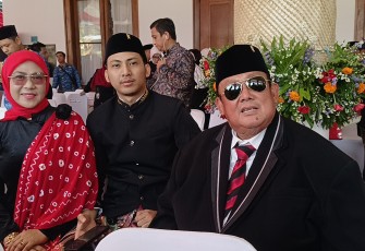 Tokoh masyarakat Jatim Mat Mochtar (kanan) saat menghadiri upacara Hari Jadi Provinsi Jatim ke-81 di Grahadi 