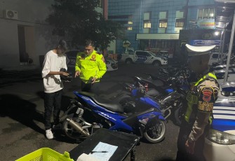 Satlantas Polres Karanganyar mengamankan sejumlah sepeda motor hasil operasi penindakan pelanggaran lalu lintas di sepanjang Jalan Lawu, Kabupaten Karanganyar, Sabtu (31/1/2026) malam.