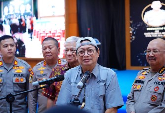 Penulis buku, Prof. Hermawan Sulistyo