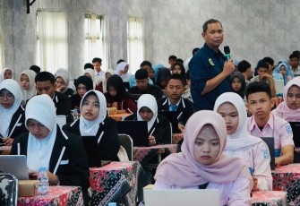 Sebanyak 100 pelajar pilihan dari 10 SMA/SMK se-Kabupaten Karanganyar mengikuti kegiatan AI Class ASEAN 2026, di Aula Wira Pratama I, Kamis (5/2/2026).