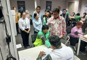 Wakil Menteri Transmigrasi Viva Yoga Mauladi saat meninjau pelaksanaan CKG di Grab Excellence Center, Jakarta.