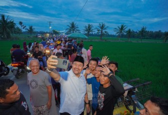 Bupati Baharuddin saat Tinjau Sawah Viral Bahagia