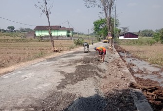 Pengerjaan proyek penanganan long segment ruas jalan Bendungan–Jenggrik.