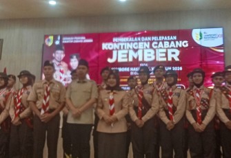 Bupati Jember Gus Muhammad Fawait saat melepas keberangkatan kontingen Pramuka Jember menuju Jambore Nasional (Jamnas) XII Tahun 2026 di Cibubur, Jakarta.