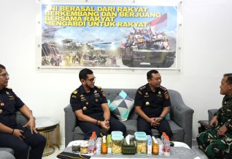 Kepala Kantor Bea Cukai Lhokseumawe, Bambang Sutarjo, didampingi Kepala Seksi Penindakan dan Penyidikan M. Syahputra serta Kepala Seksi Kepatuhan Internal dan Penyuluhan Vicky Fadian saat melakukan kunjungan silaturahmi dan koordinasi dengan Komandan Kodim 0103/Aceh Utara, Letkol Arh. Jamal Dani Arifin, di Makodim 0103/AUT, Senin (11/05/2026).